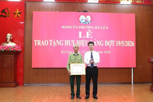 Đảng ủy phường Kỳ Lừa trao tặng Huy hiệu Đảng đợt 19/5