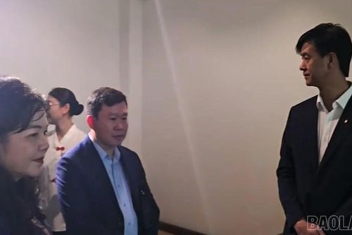 Đoàn đại biểu tỉnh Lào Cai thăm Khu Di tích Nhà Kỷ niệm Cách mạng Hồng Nham tại thành phố Trùng Khánh (Trung Quốc)