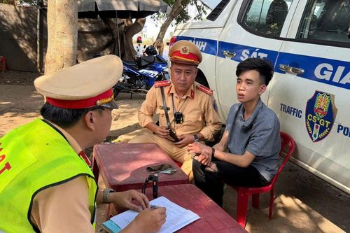 Công an tỉnh Đắk Lắk bắt giữ đối tượng cướp giật dây chuyền vàng lẩn trốn trên xe khách