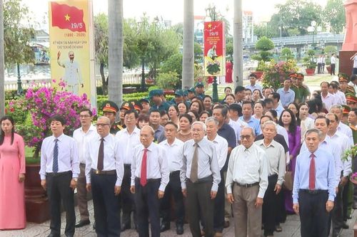 Dâng hương, viếng Bác tại Bảo tàng Hồ Chí Minh Bình Thuận