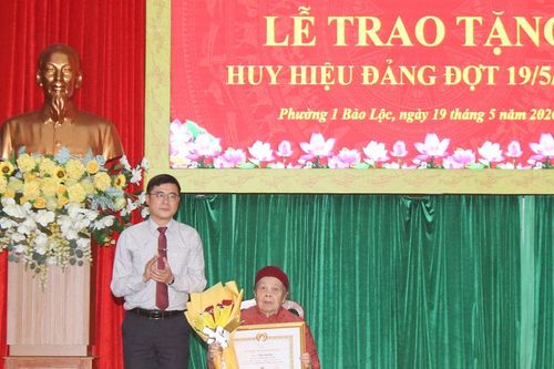 Chánh Văn phòng Tỉnh ủy Lâm Đồng Nguyễn Khắc Bình trao tặng Huy hiệu Đảng tại Phường 1 Bảo Lộc