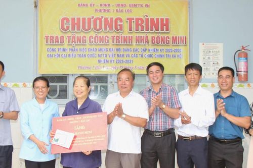 Phường 1 Bảo Lộc trao tặng 2 công trình nhân đạo