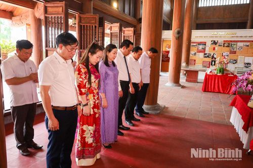Các đồng chí lãnh đạo tỉnh dâng hương tại Khu lưu niệm Cát Tường