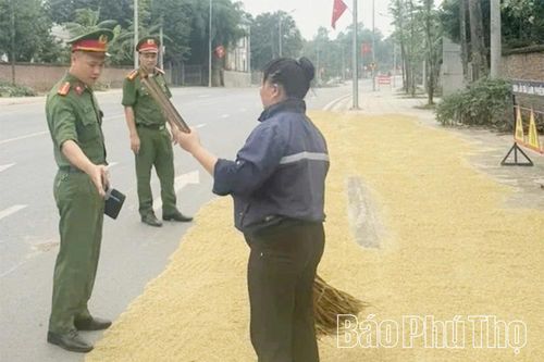 Hiểm họa từ việc phơi rơm rạ, nông sản trên đường giao thông