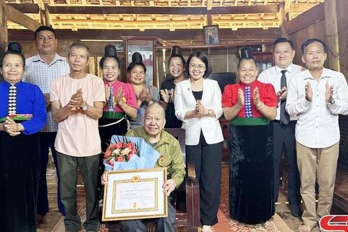 Đồng chí Trưởng ban Tuyên giáo và Dân vận Tỉnh ủy trao tặng Huy hiệu Đảng tại xã Tà Hộc, Chiềng Sung