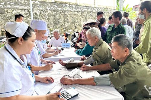Khám bệnh, cấp thuốc miễn phí cho gần 200 người dân xã Phong Quang