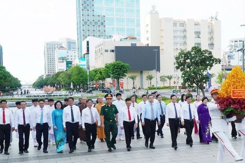 Đoàn đại biểu lãnh đạo và nhân dân TP.HCM dâng hoa tưởng niệm Chủ tịch Hồ Chí Minh