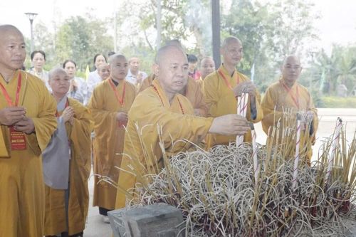 Điện Biên: Ban Trị sự tỉnh dâng hương các anh hùng liệt sĩ trước Đại hội đại biểu Phật giáo tỉnh lần thứ IV