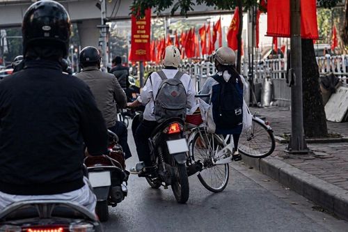 Vít ga luồn lách giữa phố đông, nam sinh tông ngã người đi xe đạp rồi bỏ chạy ở Hà Nội