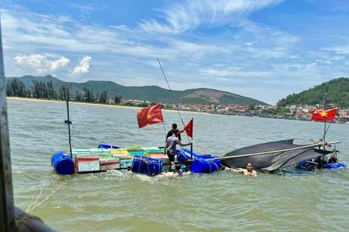 Nghệ An: Kịp thời ứng cứu 2 ngư dân gặp nạn do chìm tàu trên biển