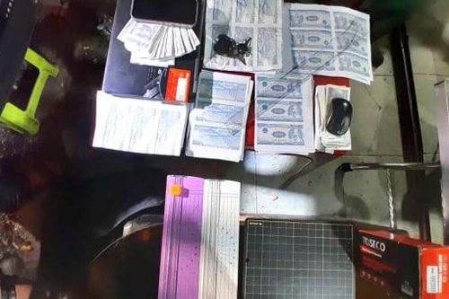 Bắt quả tang đối tượng thuê nhà nghỉ dọc đường in tiền giả