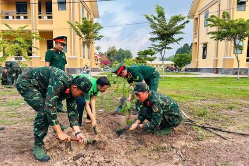Sư đoàn 7 cùng doanh nghiệp trồng cây nhớ ơn Bác Hồ