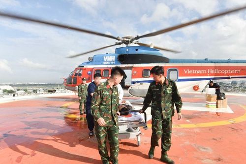 Xuyên đêm đưa 2 bệnh nhân nguy kịch từ đặc khu Trường Sa về đất liền điều trị