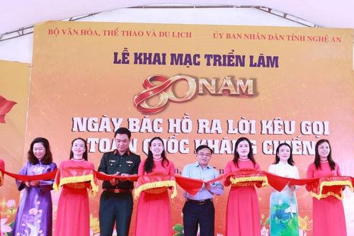 Khai mạc triển lãm '80 năm Bác Hồ ra lời kêu gọi toàn quốc kháng chiến'