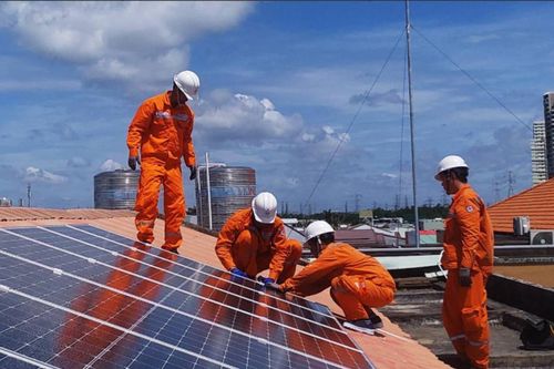 Hóa đơn điện tăng cao, người dân 'đổ xô' lắp pin mặt trời