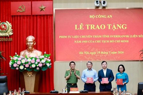 Bộ Công an trao tặng Phim tài liệu về chuyến thăm Liên Xô năm 1955 của Chủ tịch Hồ Chí Minh