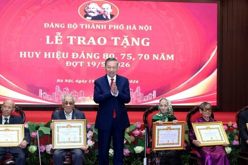 Tổng Bí thư, Chủ tịch nước Tô Lâm trao Huy hiệu Đảng tặng đảng viên lão thành