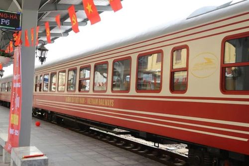 Hơn 1,3 triệu khách đi tàu Hoa phượng đỏ