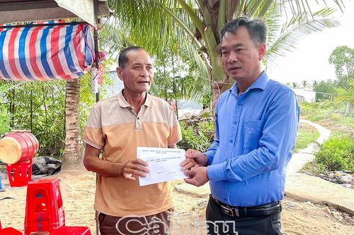 Ủy ban MTTQ Việt Nam tỉnh Cà Mau thăm, hỗ trợ gia đình nạn nhân vụ hỏa hoạn tại xã Phong Thạnh
