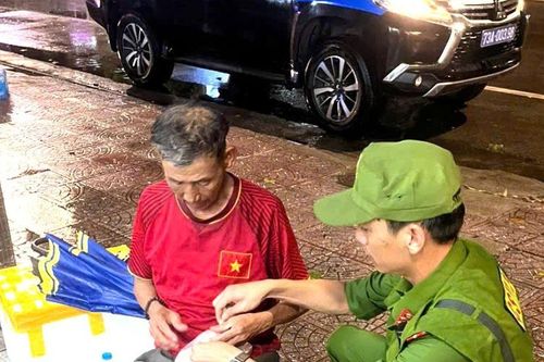 Anh Nguyễn Trọng Hiệp SN 1970 lang thang giữa đêm mưa ở Quảng Trị đã được giúp trở về nhà bằng cách nào?