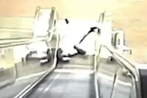 Vụ người đàn ông thiệt mạng sau khi mắc kẹt vào thang cuốn: Camera ghi lại cảnh gây phẫn nộ