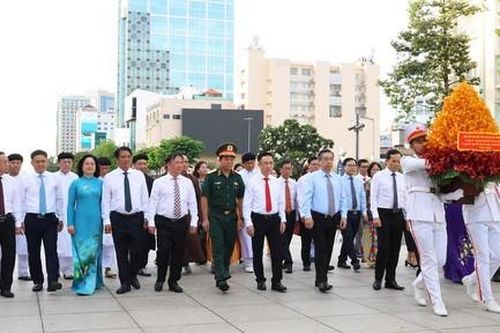 Đoàn đại biểu TPHCM dâng hoa tưởng niệm Chủ tịch Hồ Chí Minh