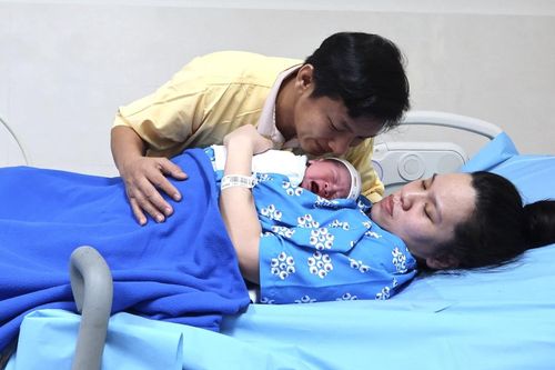 Từ 2027, phụ nữ sinh đủ 2 con trước 35 tuổi được hỗ trợ tối thiểu 2 triệu đồng