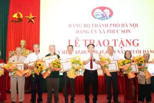 Phúc Sơn trao Huy hiệu Đảng tặng 51 đảng viên