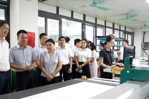 Chính quyền cơ sở đồng hành với hộ kinh doanh, doanh nghiệp thích ứng bối cảnh mới