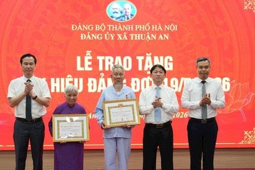 Đảng ủy xã Thuận An trao tặng, truy tặng Huy hiệu Đảng cho 54 đảng viên dịp 19-5