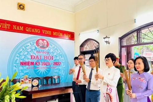 Phường Kim Liên báo công, dâng hương tại Nhà lưu niệm Chủ tịch Hồ Chí Minh