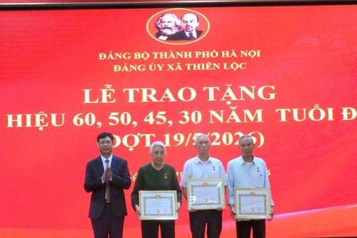 Xã Thiên Lộc: 27 đảng viên nhận Huy hiệu Đảng đợt 19-5