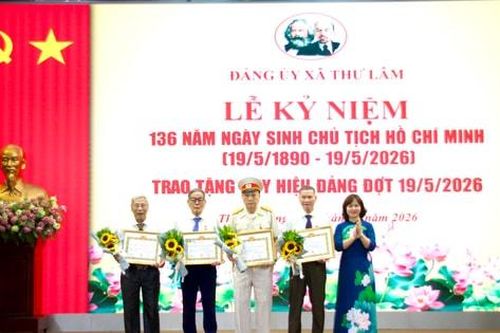 Xã Thư Lâm trao Huy hiệu Đảng tặng 70 đảng viên