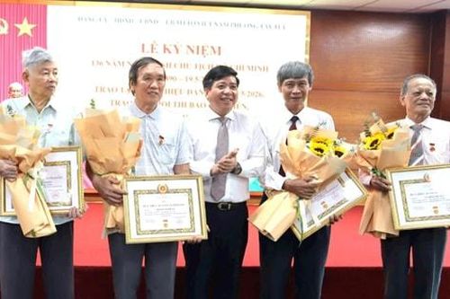Phường Tây Tựu trao tặng Huy hiệu Đảng đợt 19/5, đẩy mạnh học tập và làm theo Bác