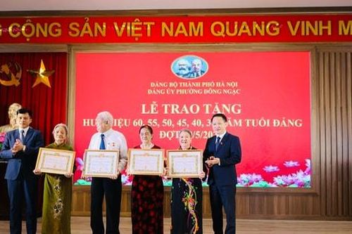 Phường Đông Ngạc trao Huy hiệu Đảng tặng 85 đảng viên dịp 19-5