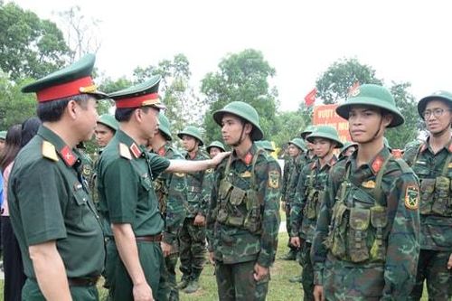 Chính ủy Bộ Tư lệnh Thủ đô Hà Nội thăm động viên chiến sĩ mới