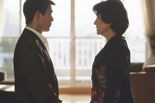 Đám cưới tan nát chỉ vì một câu nói của mẹ vợ, cô dâu đứng khóc trước cửa nhà