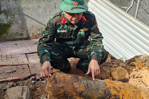 Phát hiện quả bom 'khủng' trong vườn nhà người dân ở xã Nghi Xuân, Hà Tĩnh