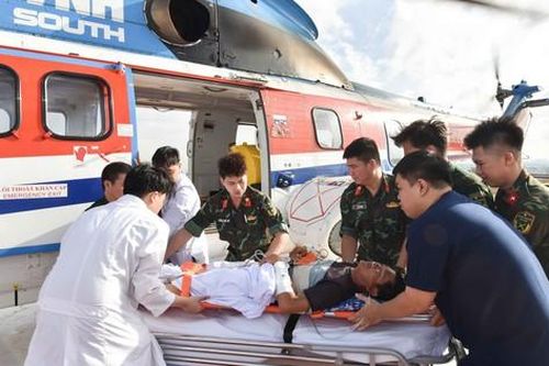 Cấp cứu đường không xuyên đêm cứu 2 bệnh nhân nguy kịch từ Trường Sa về đất liền điều trị