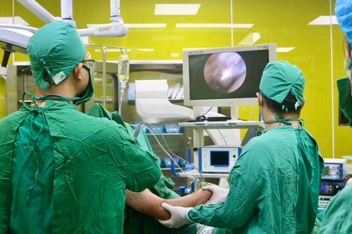 Đau vai kéo dài, đi khám phát hiện bị đứt hoàn toàn cơ trên gai