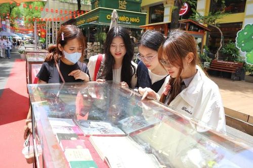 Triển lãm sách về Bác Hồ tại Đường sách TPHCM hút khách đến tham quan