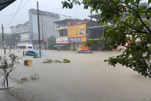 Hàng trăm hộ dân phải sơ tán do ngập lụt, hàng chục ngôi nhà tốc mái do mưa dông