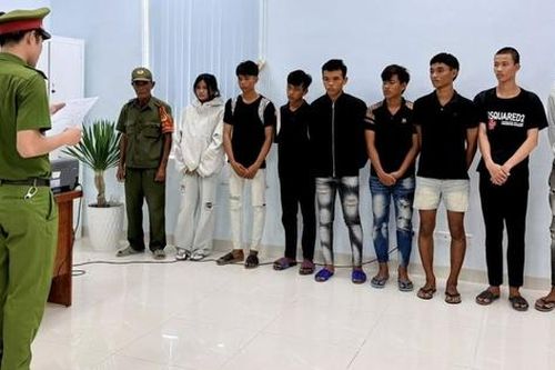 Khởi tố 6 thanh thiếu niên mang hung khí, bom xăng gây rối