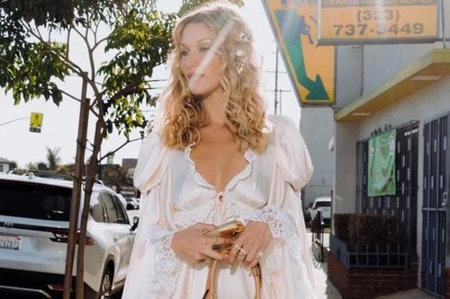 Bella Hadid khiến các tín đồ thời trang mê mẩn chỉ với một bộ đồ giản đơn