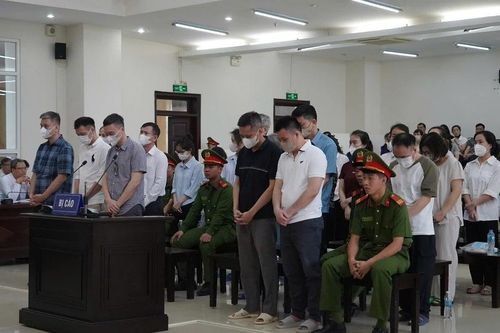 Hai cựu Cục trưởng Cục An toàn thực phẩm nhận hối lộ hầu tòa