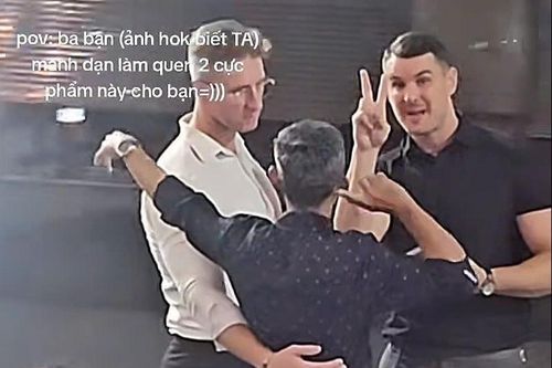 Ông bố làm quen với trai Tây cho con gái dù không biết tiếng Anh