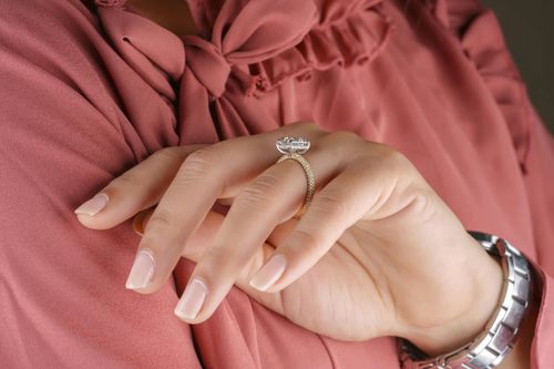 Vì sao nhẫn đính hôn dễ rơi kim cương sau vài năm?