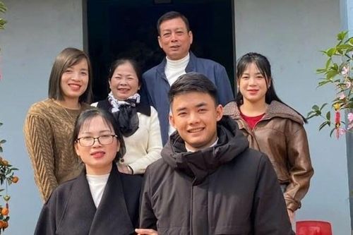 Nhìn 4 con riêng của chồng nheo nhóc, mẹ kế ở lại chăm sóc 30 năm