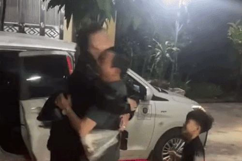 Bố hét lớn, ôm hôn con trai trở về sau 3 năm du học Đức