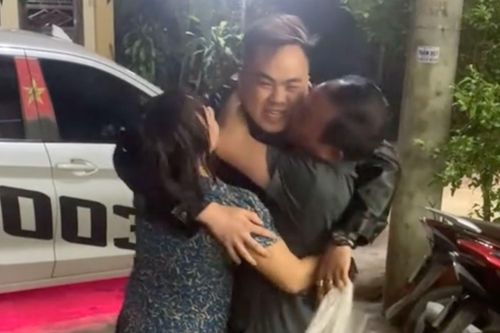 Bố mẹ khóc òa ôm con trai bí mật về từ Đức sau 3 năm